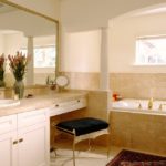 חדר אמבטיה עם חלון בצבעי פסטל