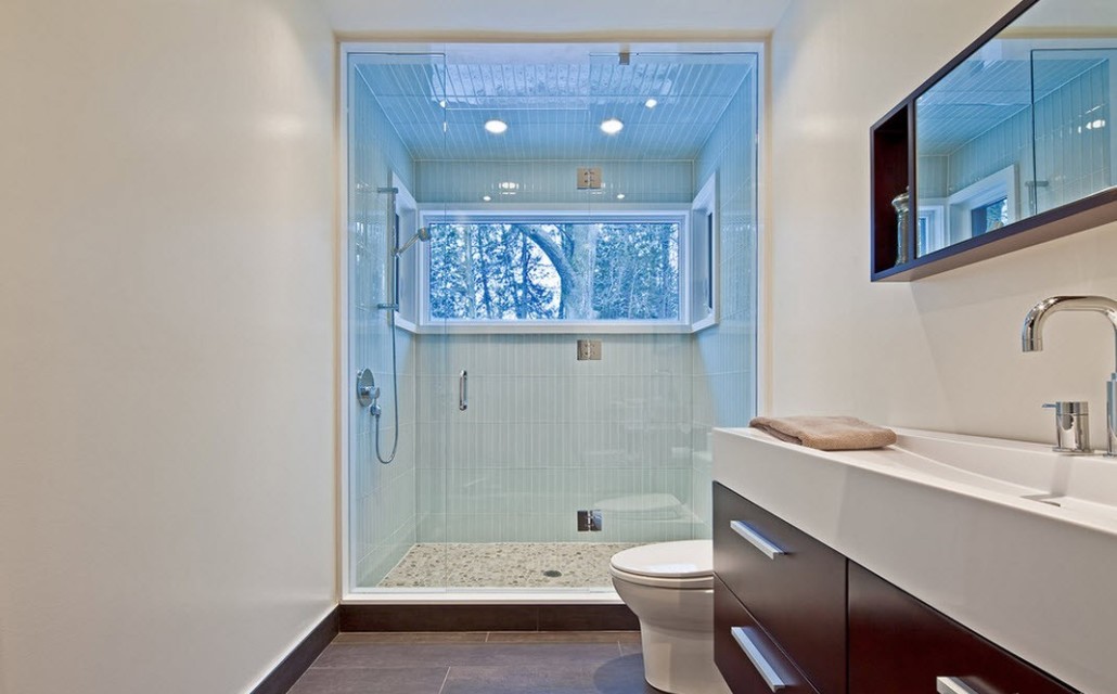 חדר אמבטיה עם חלון