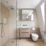 עיצוב פנים של חדר אמבטיה עם שירותים