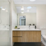 תמונה של עיצוב חדר האמבטיה בשילוב האסלה