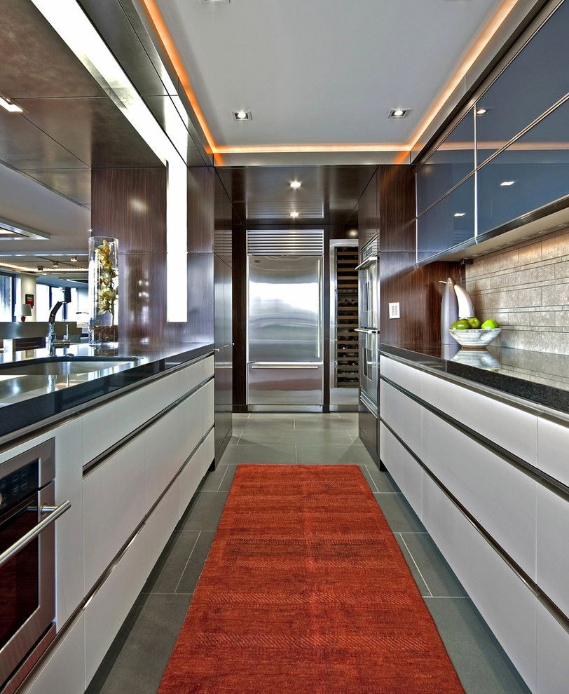 Foto interior de diseño de cocina estrecha