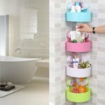 מדפים פינתיים ססגוניים בעיצוב אמבטיה