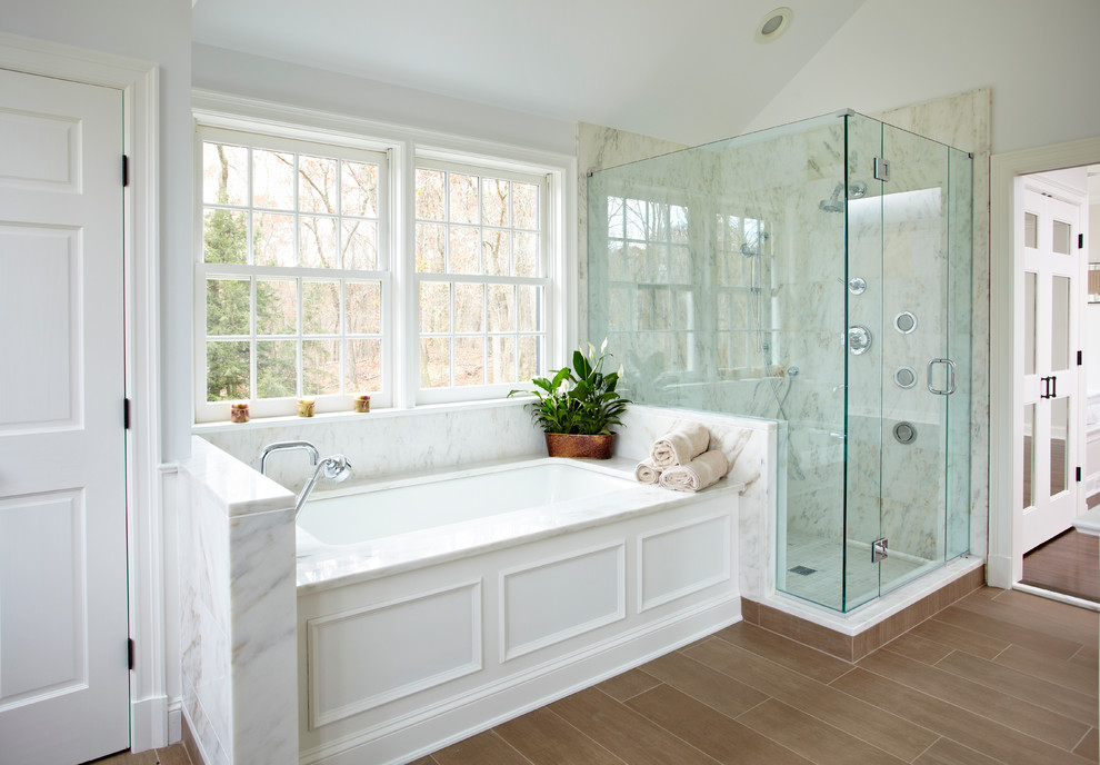 עיצוב אמבטיה בסגנון אמריקאי עם אמבטיה לבנה