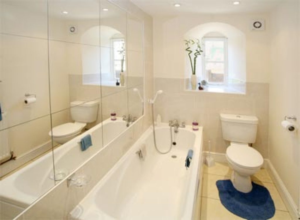 העיצוב של חדר האמבטיה בחרושצ'וב הוא בצבעים לבנים ובהירים