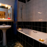 עיצוב חדר אמבטיה בחרושצ'וב, אריח שחור לבן