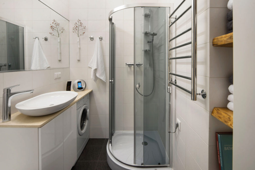 עיצוב חדר אמבטיה בחרושצ'וב עם מקלחת