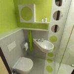 עיצוב חדר אמבטיה בחרושצ'וב עם מקלחת וכיור קטן
