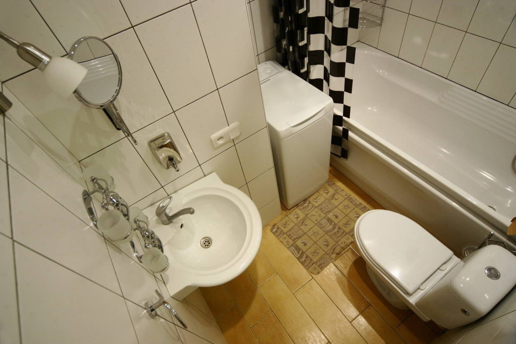 תכנון חדר אמבטיה בחרושצ'וב עם כיור קטן
