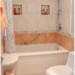 עיצוב חדר אמבטיה בחרושצ'וב עם נישות לבושם מעל אמבטיה