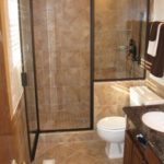 תכנון חדר אמבטיה בחרושצ'וב עם מקלחת מגודרת