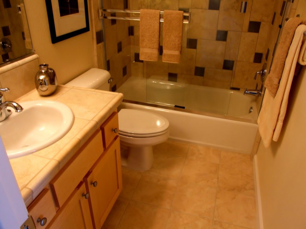 עיצוב חדר אמבטיה בחרושצ'וב עם שולחן איפור