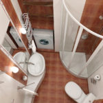 עיצוב חדר אמבטיה בחרושצ'וב עם כיור ומקלחת צרים