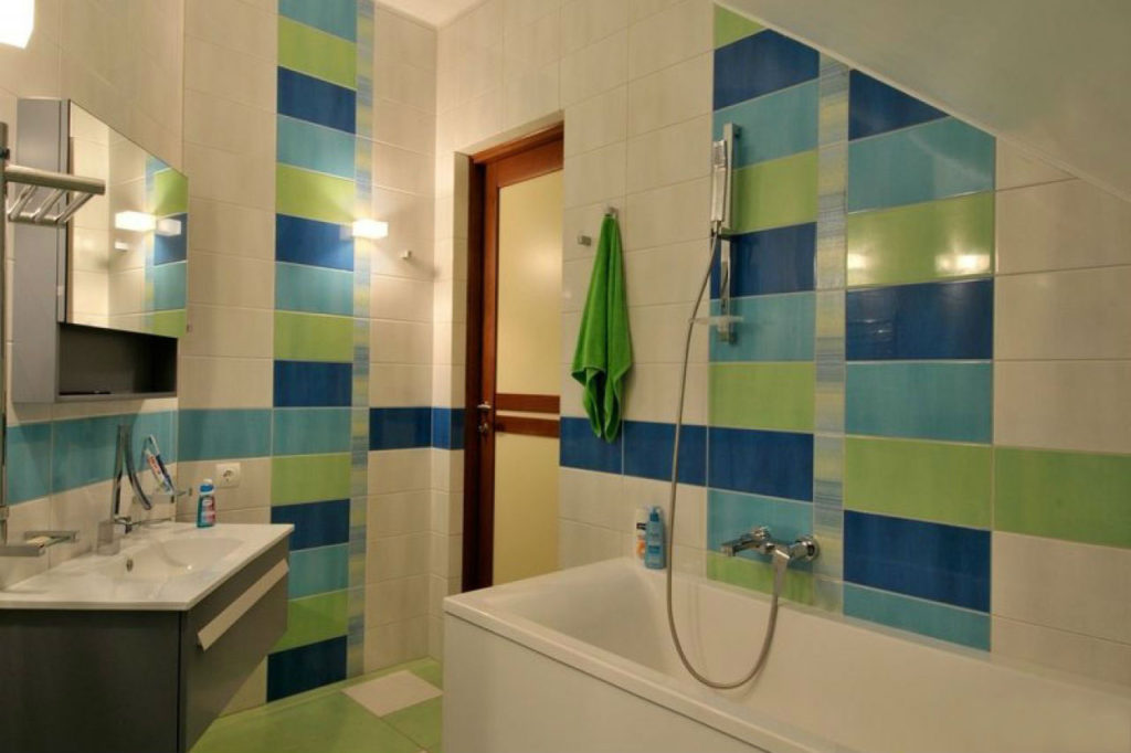 עיצוב חדר האמבטיה בצבעים כחול וירוק בחרושצ'וב