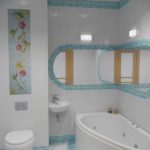 העיצוב של חדר האמבטיה במראה המובנית בחרושצ'וב