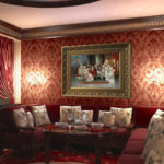 لوحات في الداخل من غرفة المعيشة مع الرغيف الفرنسي ضخمة