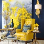 لوحات في داخل غرفة المعيشة مع لهجة صفراء