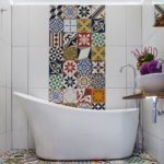 אריחי קרמיקה עם דפוס בתצלום האמבטיה