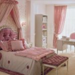 העיצוב של חדר הילדים של הילדה בסגנון מיטת חופה אימפריה