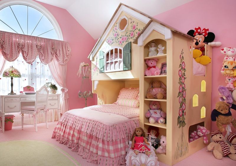 עיצוב חדר הילדים לילדה בצבעים ורודים