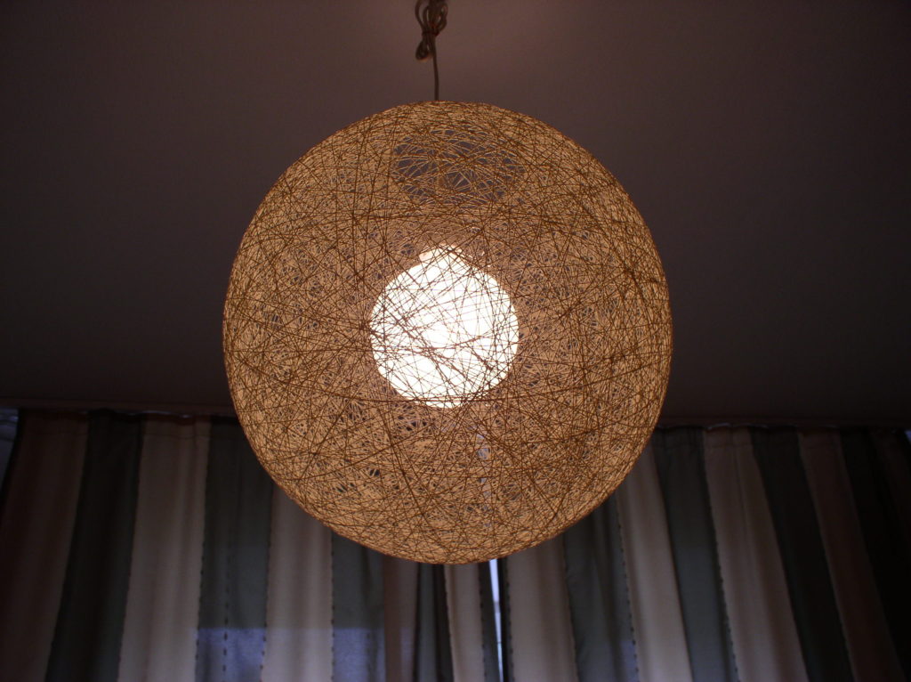 Kraf untuk dapur do-it-yourself chandelier diperbuat daripada benang