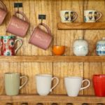 Artesania de bricolatge per als prestatges de cuina per a tasses de te