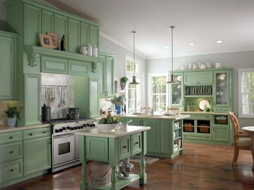 šviesiai žalia virtuvė