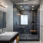 עיצוב מודרני של חדר אמבטיה קטן בסגנון מינימליסטי.