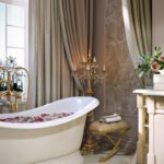עיצוב אמבטיה מודרני בסגנון דקו ונברשת מוזהבת