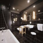 Thiết kế hiện đại phòng tắm lát gạch đen và hệ thống ống nước trắng