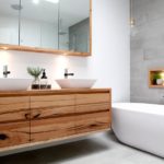Thiết kế phòng tắm hiện đại công nghệ cao và nội thất gỗ thô