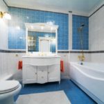 חדר אמבטיה קלאסי בעיצוב מודרני בכחול עם הזהבה