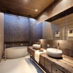 ריהוט לחדר אמבטיה בעיצוב מודרני כפרי בפנים היי-טק