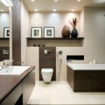 עיצוב מודרני לחדר אמבטיה עם נישות קיר