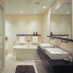 עיצוב מודרני לחדר אמבטיה עם שידה ומראה