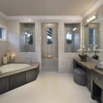 עיצוב חדרי אמבטיה עכשווי עם אמבטיה פינתית ומקלחון