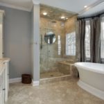 עיצוב מודרני של חדר האמבטיה בסגנון קלאסי עם מקלחת