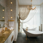 Phòng tắm hiện đại Art Nouveau với sàn lát gạch