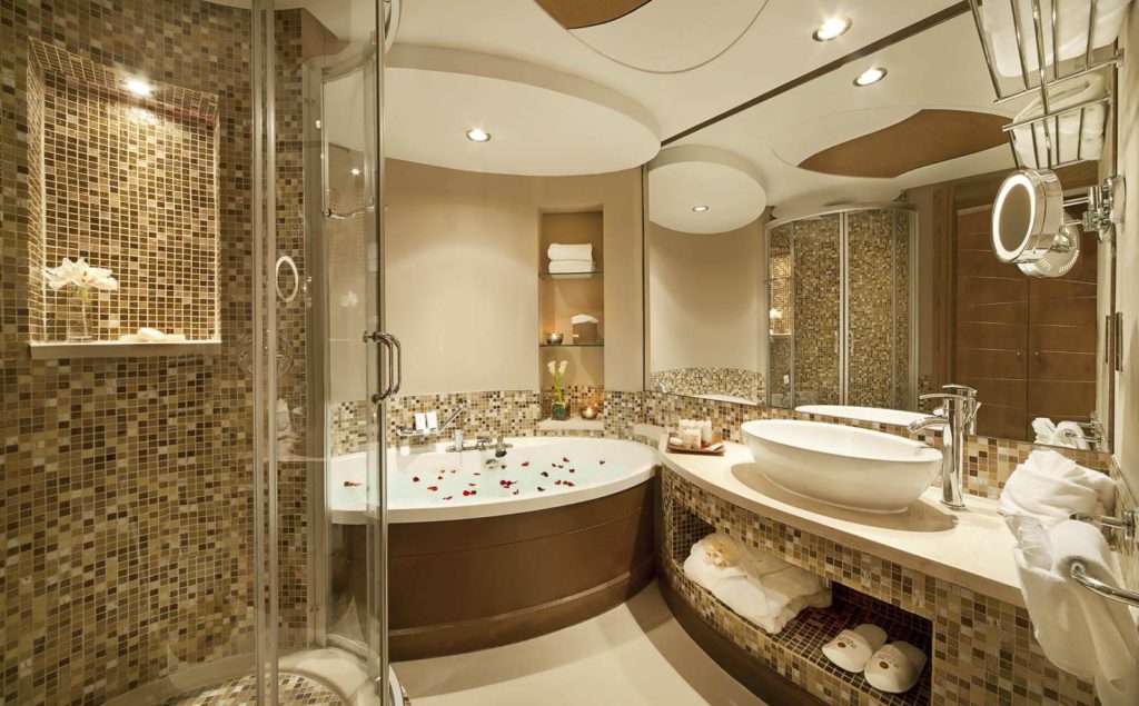 Thiết kế phòng tắm hiện đại kết hợp nhiều chất liệu khác nhau.