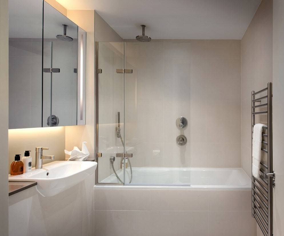עיצוב קליל בחדר אמבטיה עם מקלחת