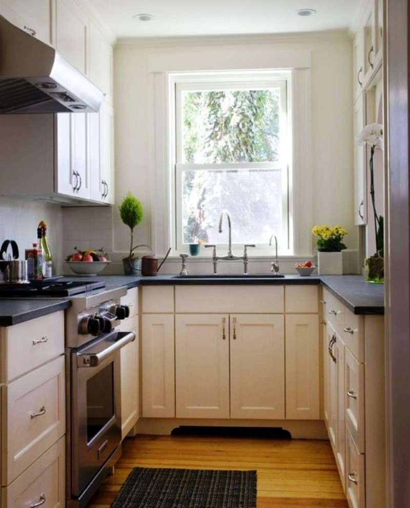 siauros virtuvės interjero nuotrauka