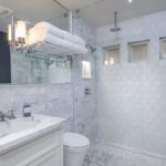 חדר אמבטיה עם עיצוב מקלחת