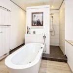 חדר אמבטיה עם עיצוב תמונות מקלחת