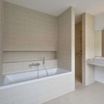 חדר אמבטיה עם מקלחת