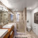 חדר אמבטיה עם עיצוב מקלחת
