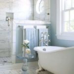 חדר אמבטיה עם עיצוב מקלחת פנים