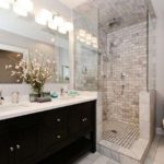 חדר אמבטיה עם רעיונות לעיצוב מקלחת