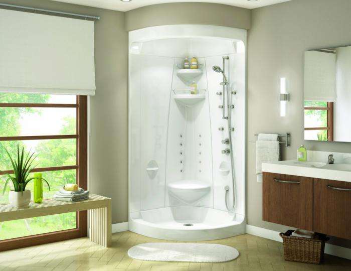 חדר אמבטיה מעוצב ומעוצב עם מקלחת