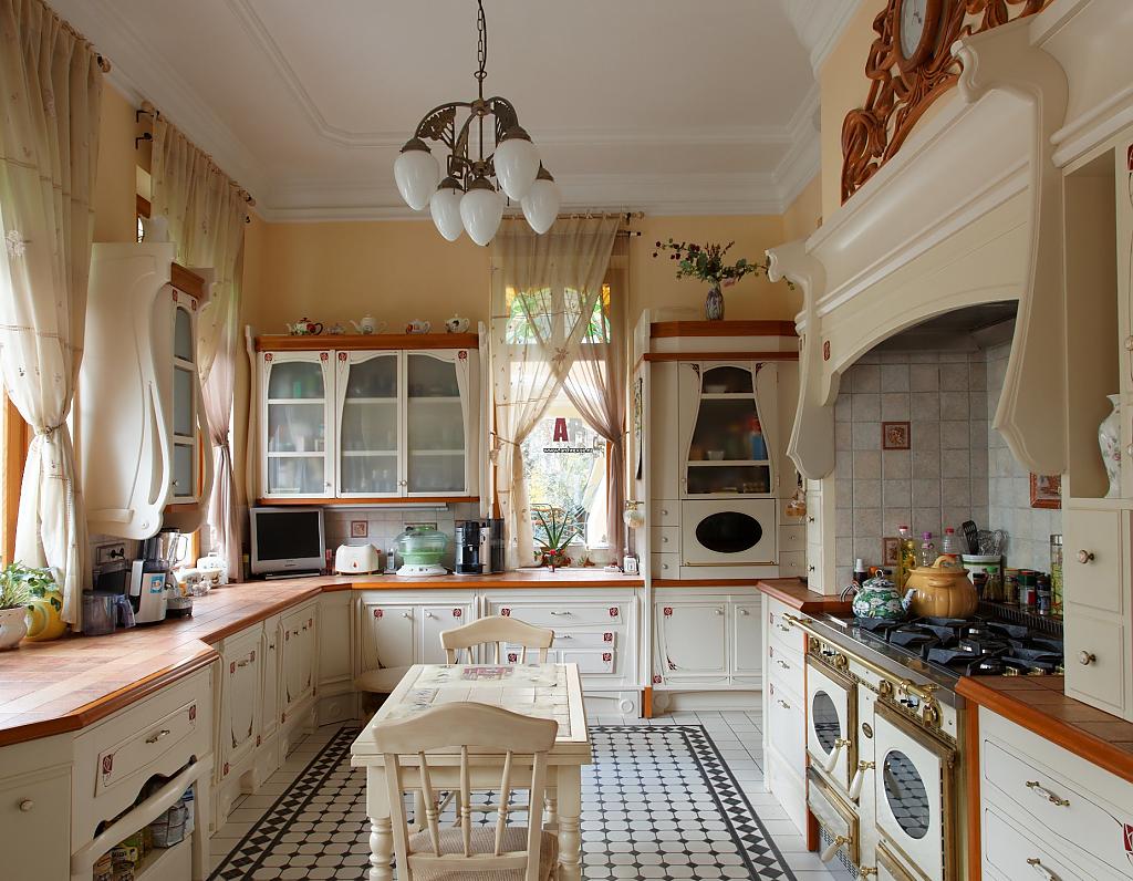 vindusdekor i design av kjøkkenfoto