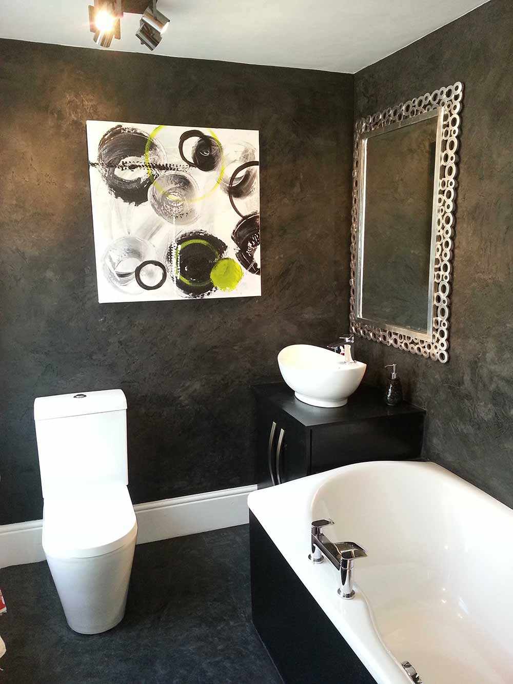 האפשרות להשתמש בטיח דקורטיבי בהיר בעיצוב חדר האמבטיה