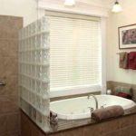 דוגמא לשימוש בטיח דקורטיבי בהיר בתצלום בעיצוב אמבטיה